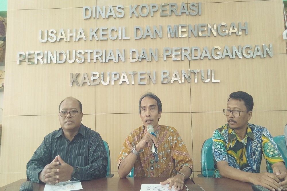 Sekretaris Dinas Koperasi, Usaha Kecil Menengah, Perindustrian, dan Perdagangan (DKUKMPP) Bantul, Husin Badri (tengah) saat menyampaikan rencana Kongres Kerajinan Indonesia di kantor DKUKMPP Bantul, Jumat (10/3/2023) - Harian Jogja/Ujang Hasanudin